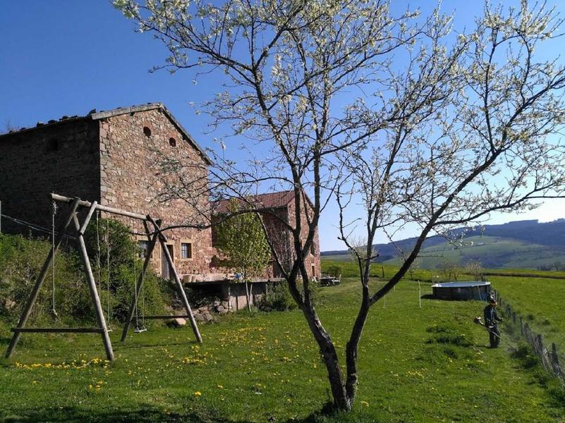 Grand Gîte \'Au Foin Tendre\' à Amplepuis (Rhône - Beaujolais Vert - proximité Lac des Sapins) : la maison et le jardin.