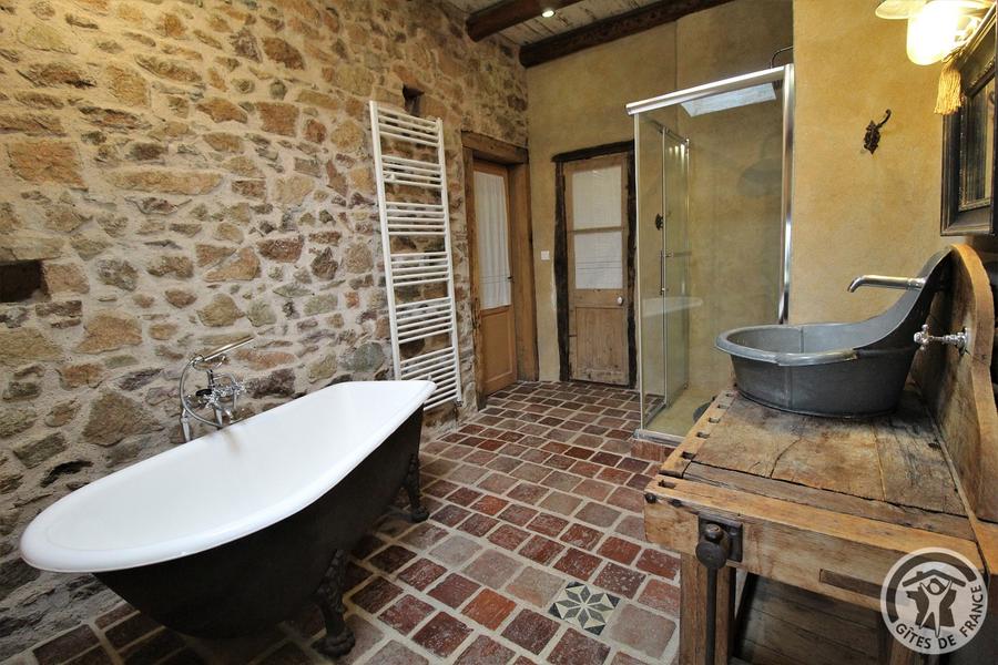 Grand Gîte \'Au Foin Tendre\' à Amplepuis (Rhône - Beaujolais Vert - proximité Lac des Sapins) : la salle de bains de l\'étage (plusieurs accès).