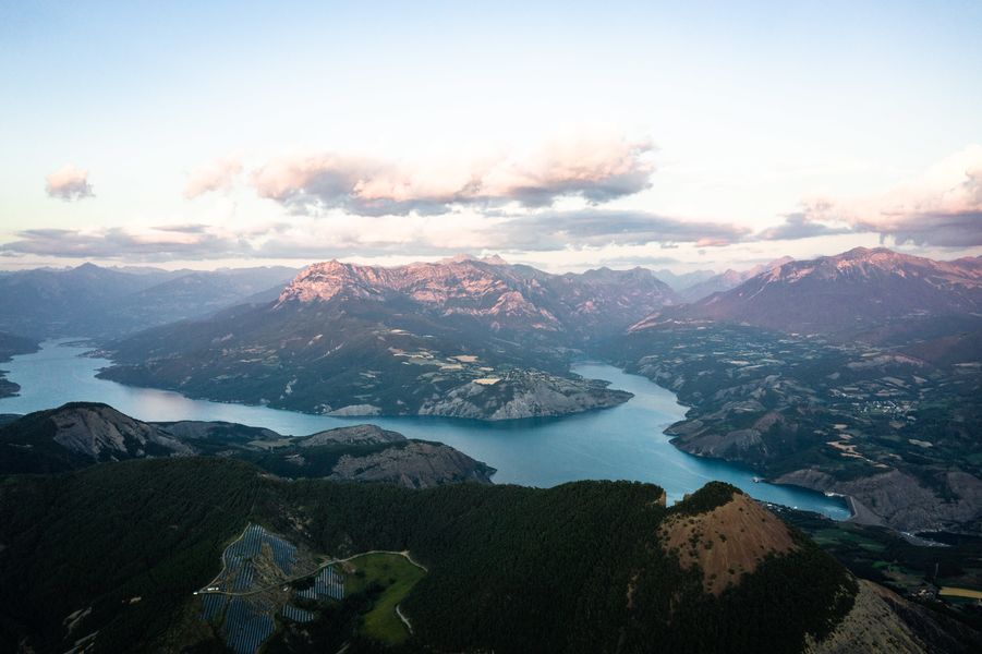 Vue à 360 sur le lac de Serre-Ponçon au sommet du Mont-Colombis