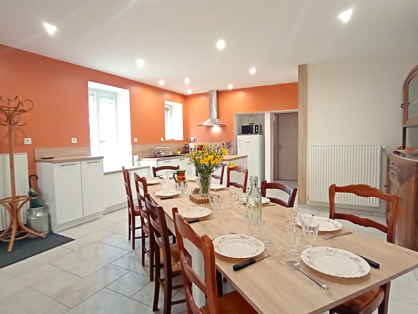 Table dressée pour 10 personnes