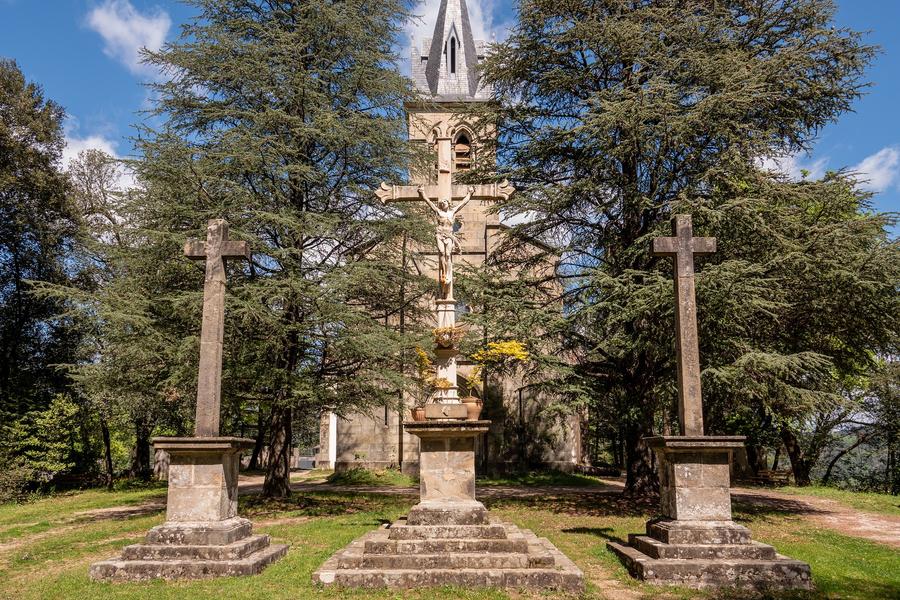 Prades - Chapelle Sainte Croix, jesus et croix ©sourcesetvolcans Prades - Chapelle Sainte Croix, jesus et croix ©sourcesetvolcans