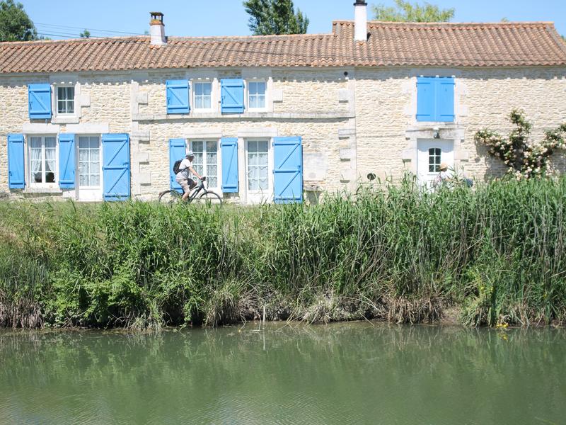 A vélo le long des maisons du Marais