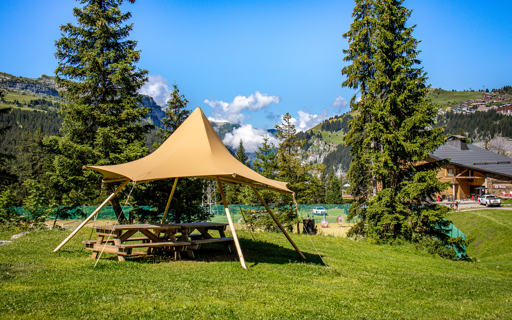 Covered picnic (N°1) area near the barbecues