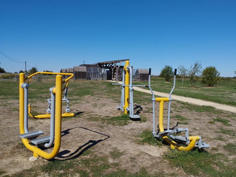 Agrés de fitness avec vue sur le poulailler