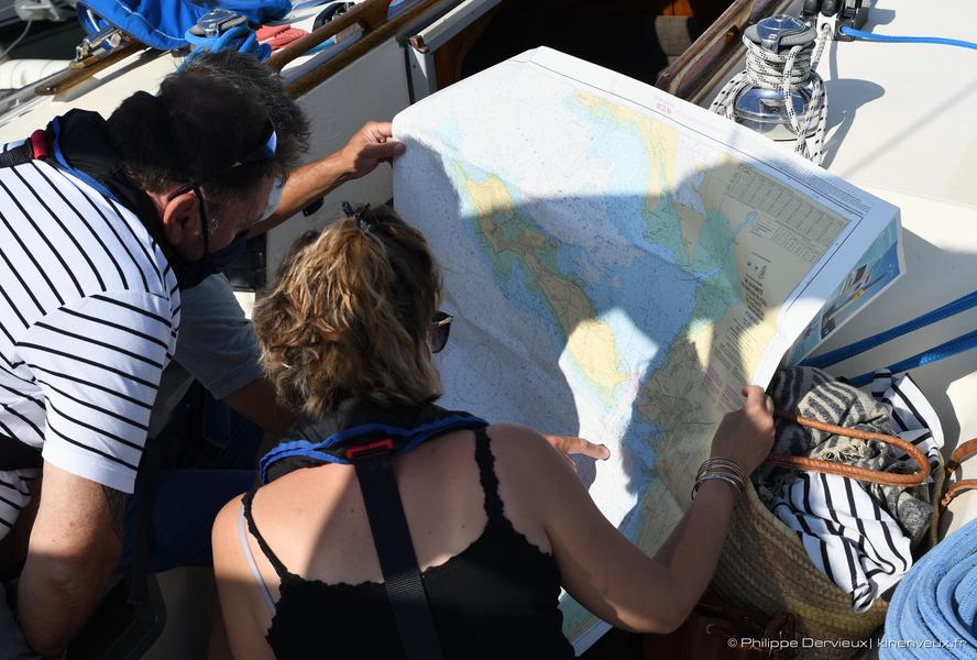 Groupe regardant la carte de navigation