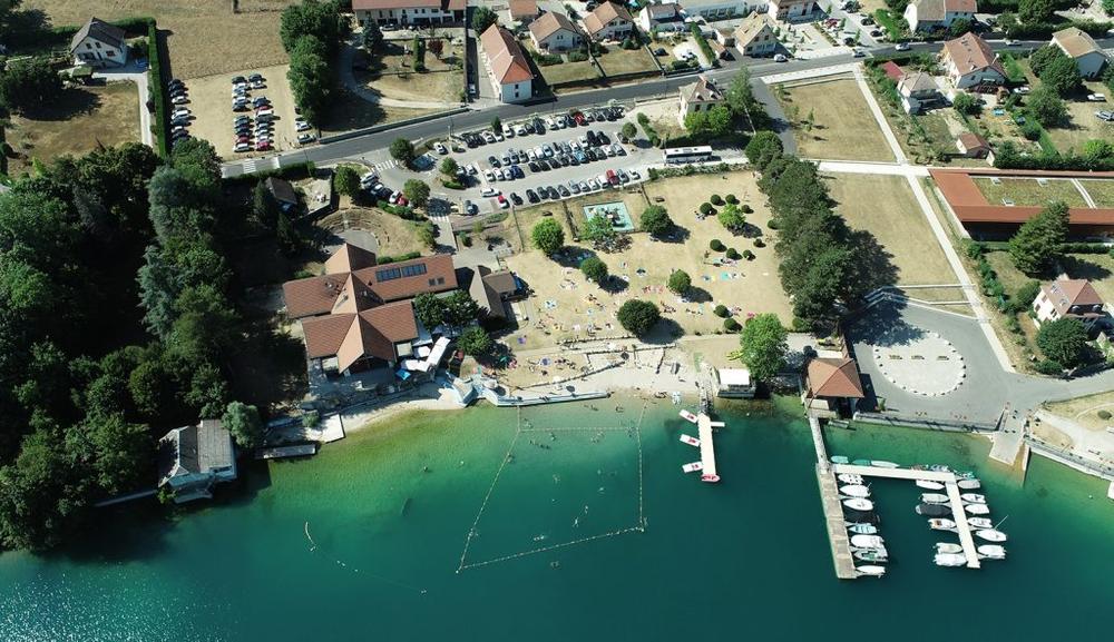 Vue aérienne de la plage et ses embarcations à louer