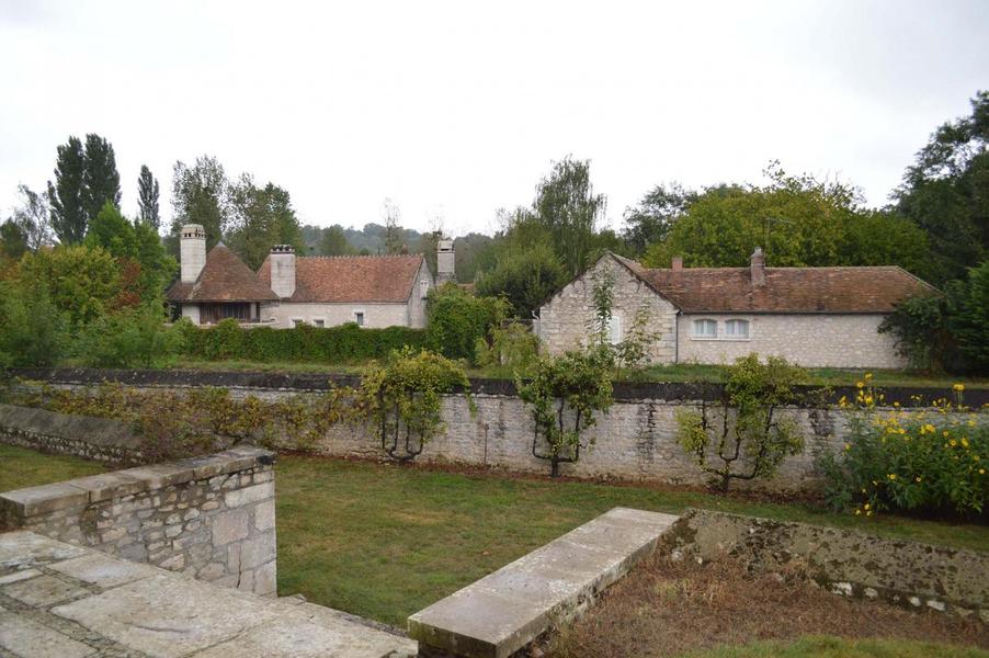 Vue sur le canal du Loing et le manoir de Beaumoulin