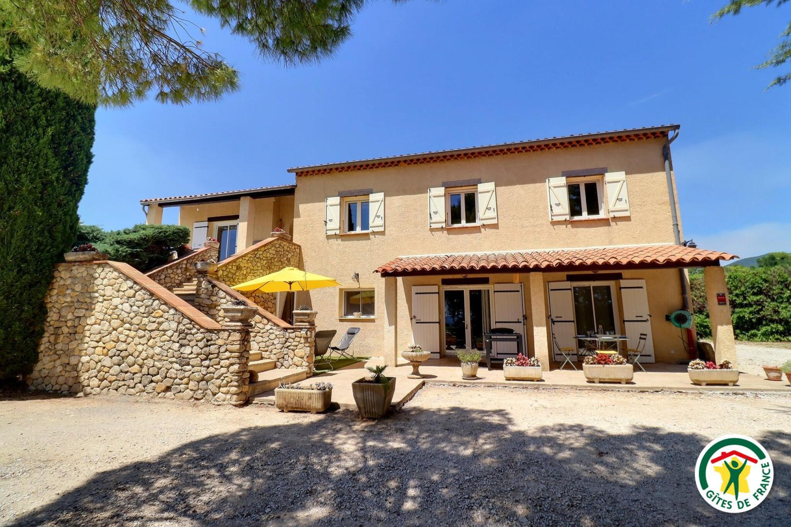 Vue extérieure de la maison (le gîte au rez-de-chaussée, ma partie d'habitation à l'étage)