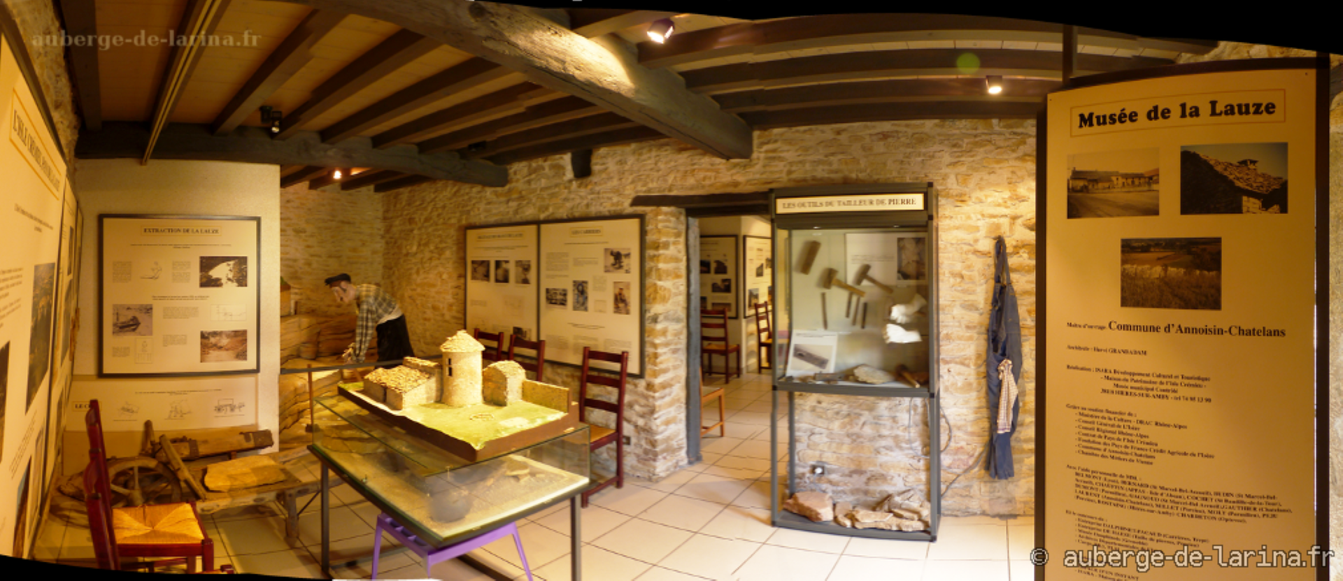 Salle du musée consacrée à la présentation de la pierre locale