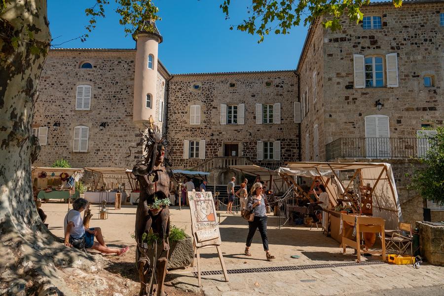 Thueyts - Blou Art - Parvis du château de Blou et sculptures ©sourcesetvolcans