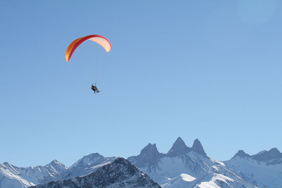 Parapente dans le ciel de La Toussuire