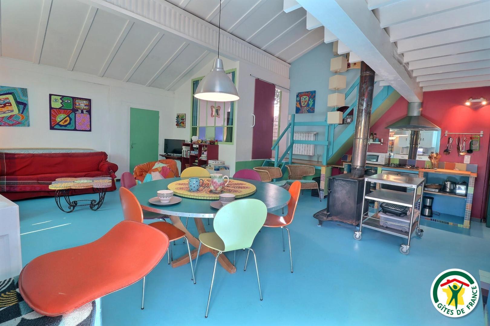 SALON OUVERT SUR LA CUISINE
