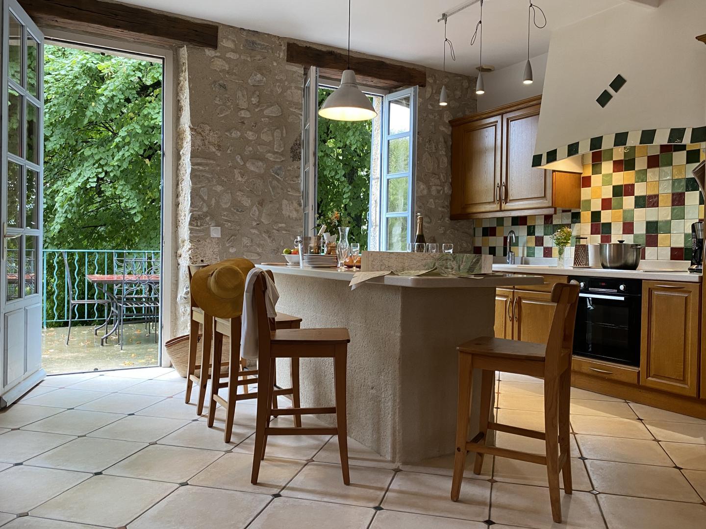 Cuisine et ilot donnant sur la terrasse pour prendre les repas en extérieur