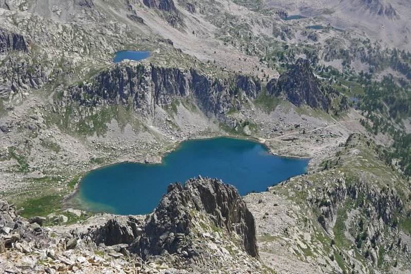Le lac Nègre, (2354 m), et plus loin le lac des Bresses, (2458 m) depuis le Giegn, (2888 m).