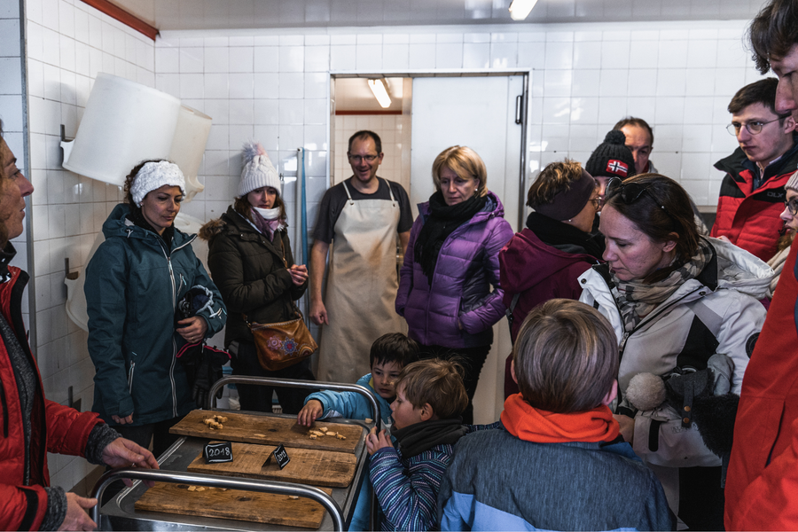 Dégustation de fromages à la Ferme de l'Adroit à Val d'Isère