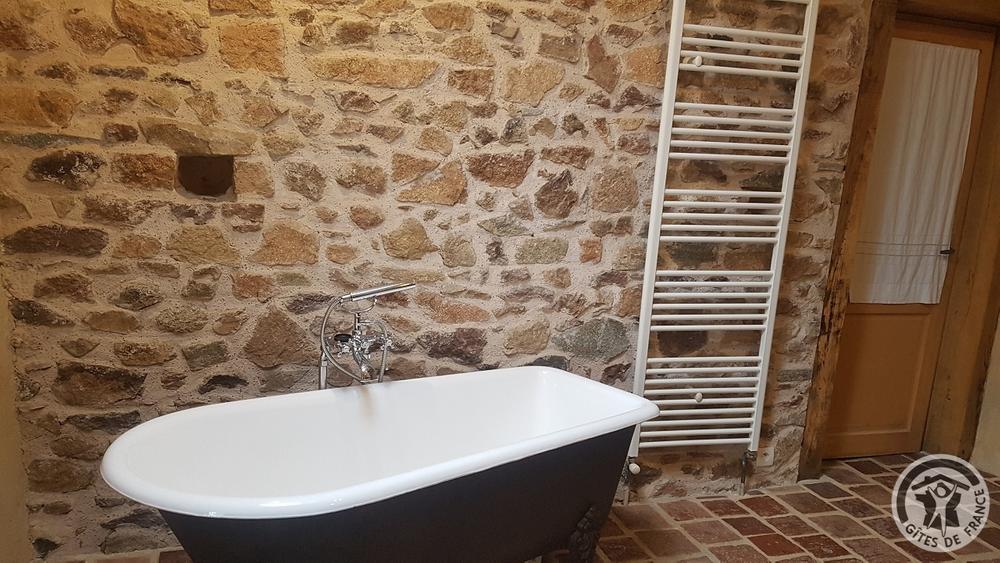 Grand Gîte \'Au Foin Tendre\' à Amplepuis (Rhône - Beaujolais Vert - proximité Lac des Sapins) : la baignoire dans la salle de bains à l\'étage.