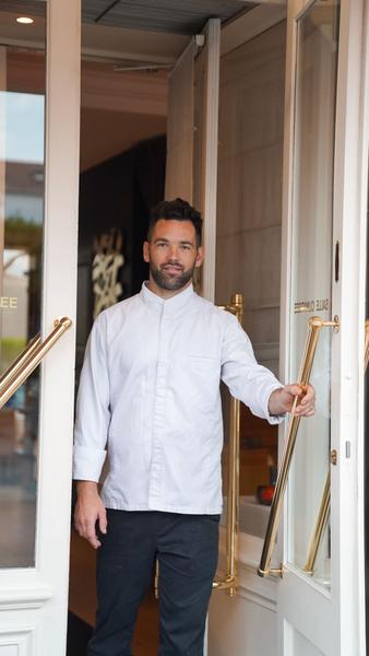 Chef Pierre-Henri Morel à l'entrée du restaurant Les Magnolias 