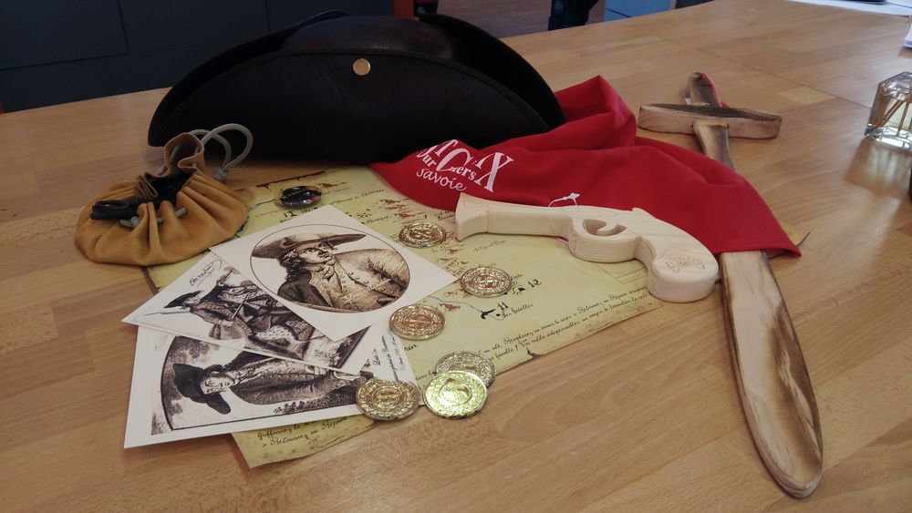 Boutique Le Repaire Louis Mandrin - cartes postales, chapeaux, épées, foulards, pistolets