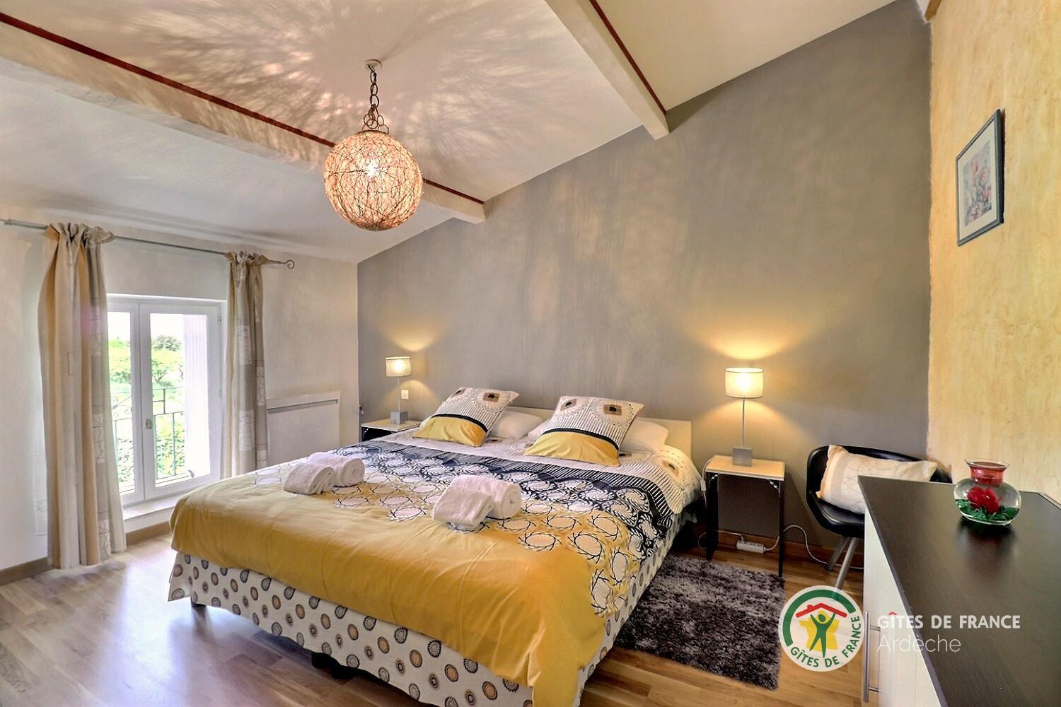 Chambre avec lit 200x200
