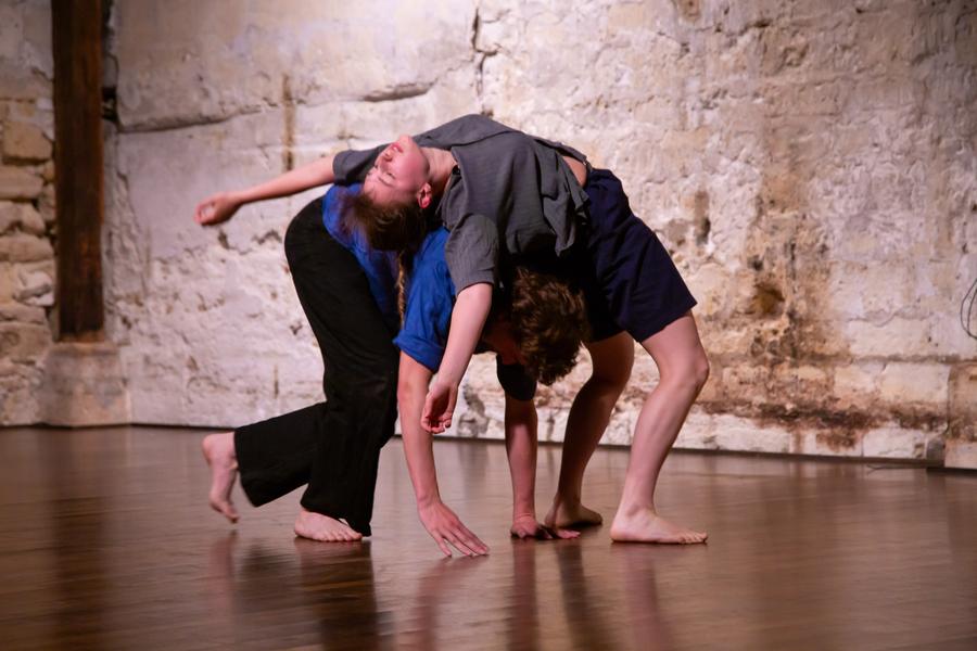 Performeurs sur scène 