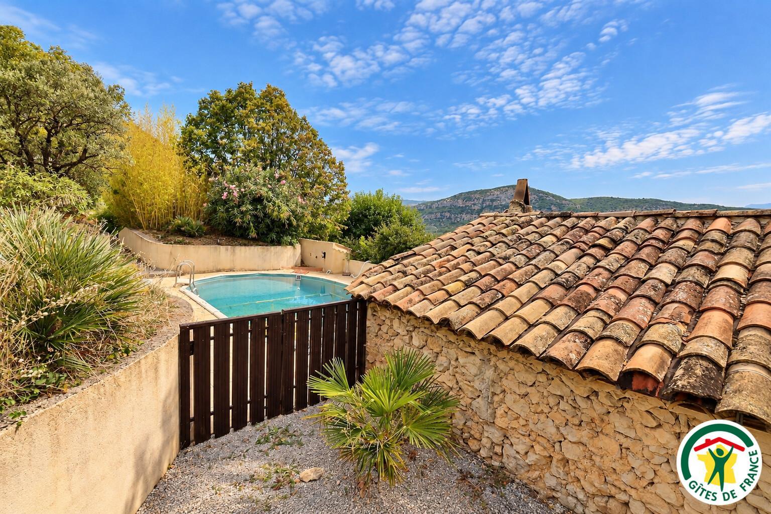 Piscine privative (9x4m chauffée du 1er mai au 30 septembre, prof 1m3, clôture et alarme). Piscine située juste derrière le gîte