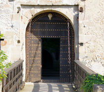 Porte médiéval du Château d'Avully