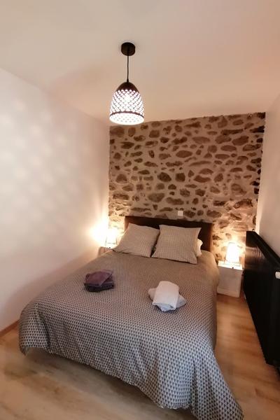 Chambre avec lit en 140x190 au gîte Chante Duc aux Gîtes de Sylilanse à St Pons