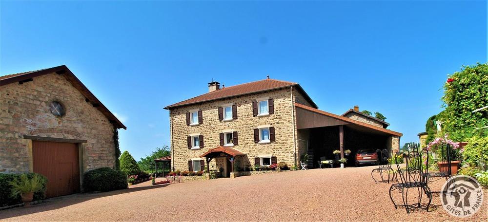 Chambres d\'hôtes \'La Ferme Fleurie\' à Thizy-Les-Bourgs, en Haut Beaujolais, dans le Rhône, proximité Roanne (42) et Lac des Sapins : l\'accès aux chambres d\'hôtes et la maison des propriétaires.