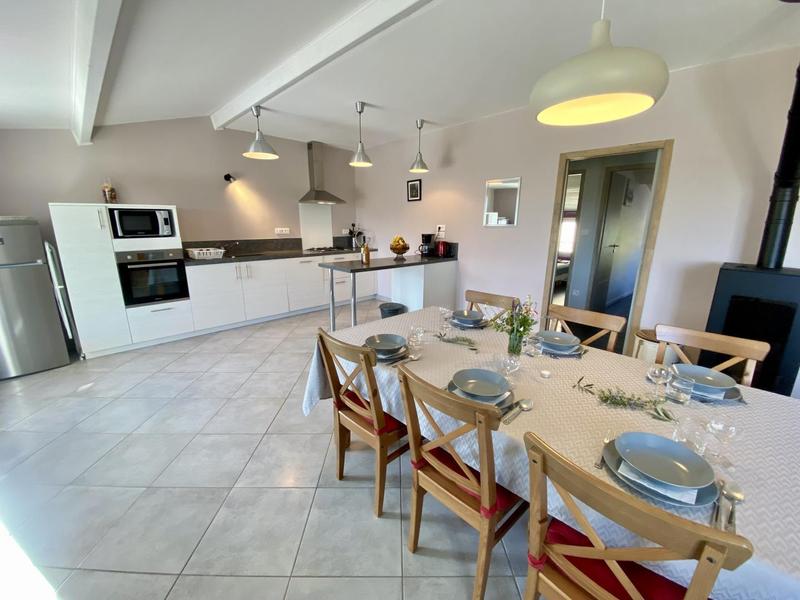 Espace repas dans la pièce de vie