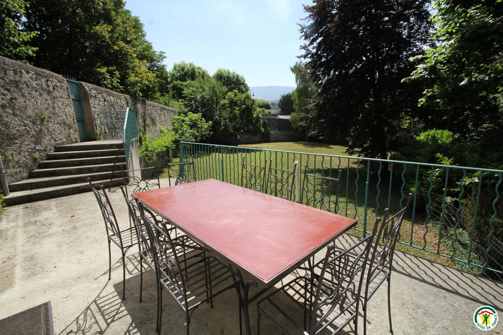 Terrasse vue sur le jardin clos