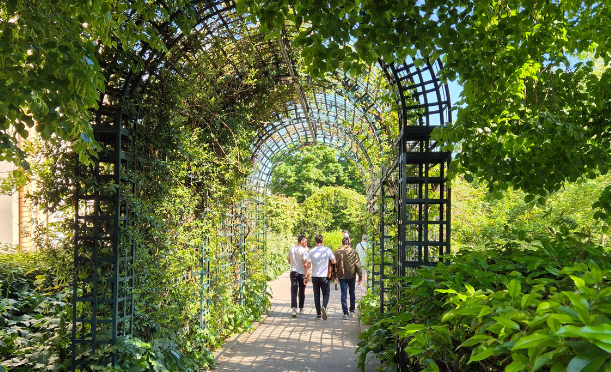 passage verdoyant au dessus des rues de paris de la coulée verte René Dumont dans Paris 