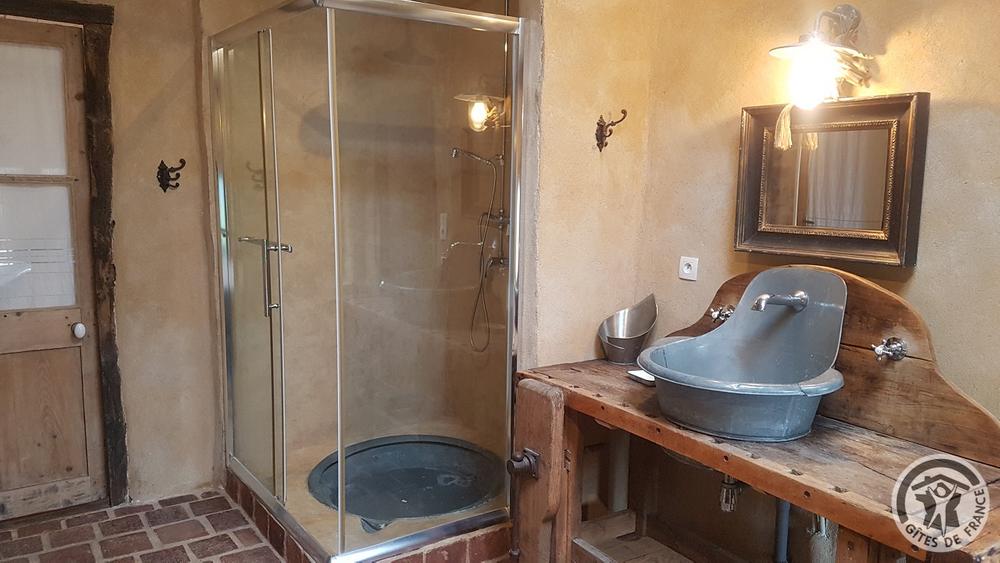 Grand Gîte \'Au Foin Tendre\' à Amplepuis (Rhône - Beaujolais Vert - proximité Lac des Sapins) : douche et lavabo dans la salle de bains à l\'étage.