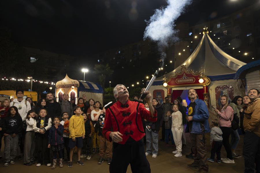 Fête foraine loufoque - Le cirque des puces savantes