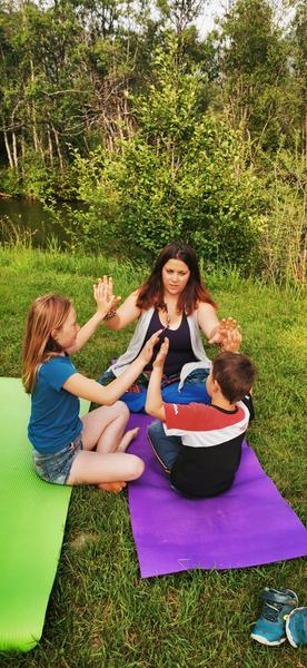 Yoga en famille en pleine nature Yoga en famille en pleine nature