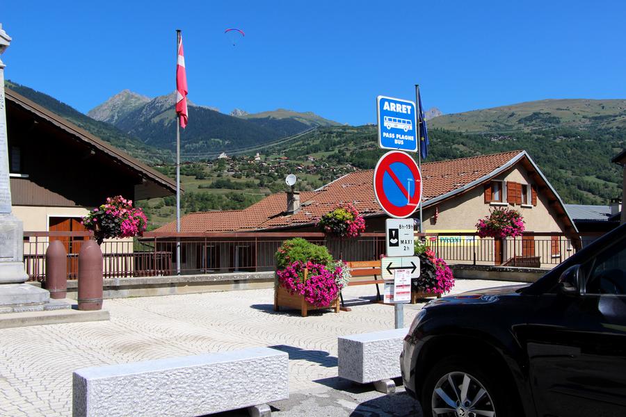 Arrêt de navette face à la Mairie