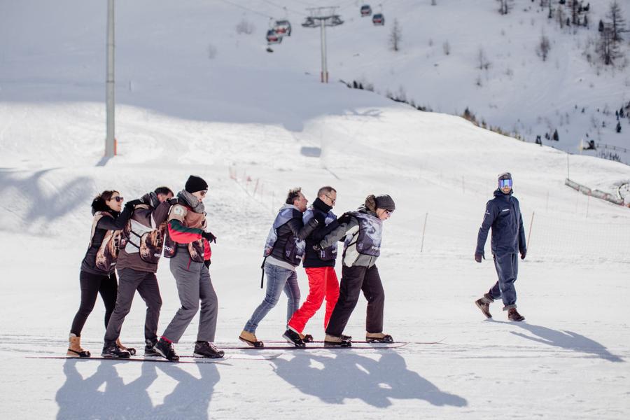 Activité de cohésion : à plusieurs sur les même skis Activité de cohésion : à plusieurs sur les même skis