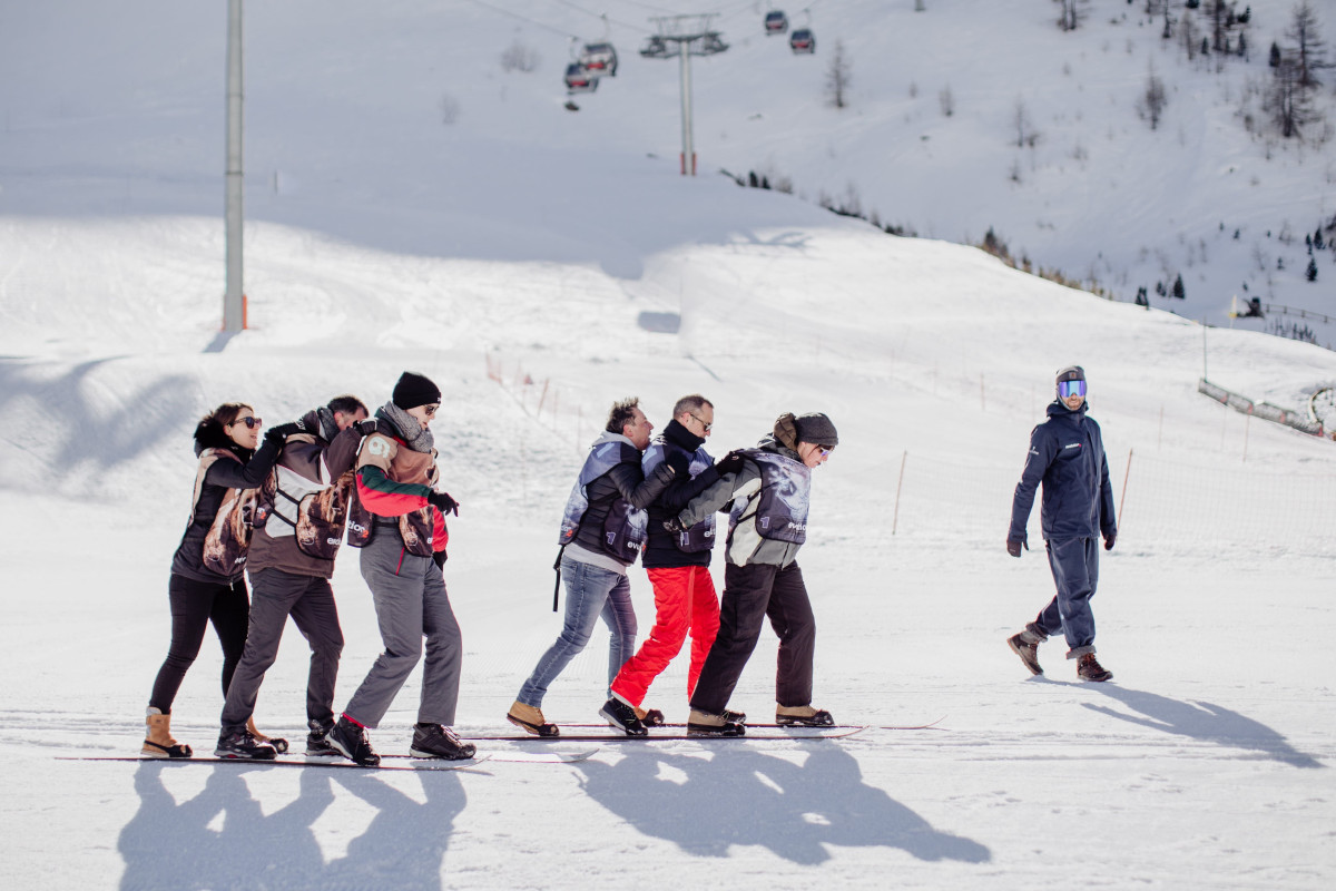 Cohesion activity: several people on the same skis