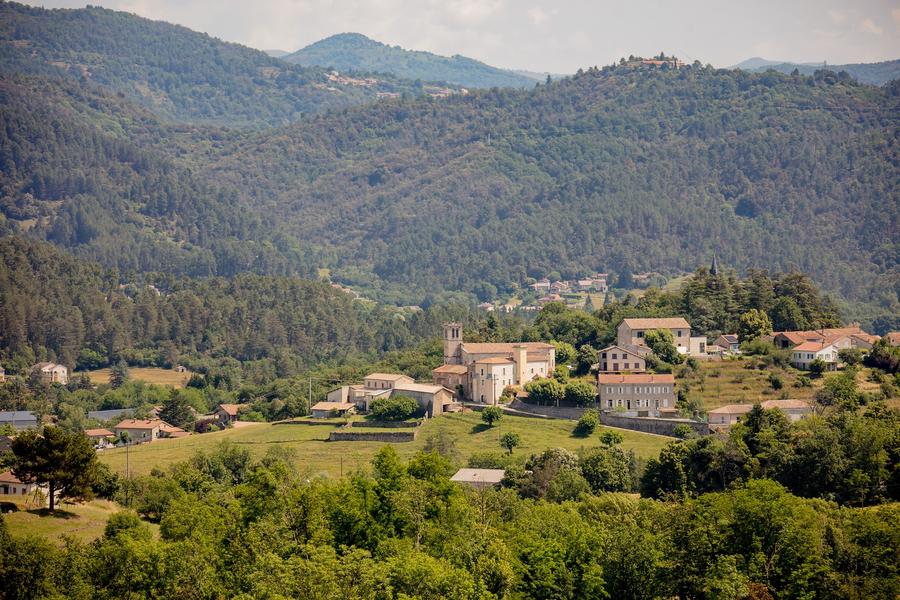 Prades - Village de Prades avec vue sur l'église, le calvaire et les chapelles ©sourcesetvolcans Prades - Village de Prades avec vue sur l'église, le calvaire et les chapelles ©sourcesetvolcans