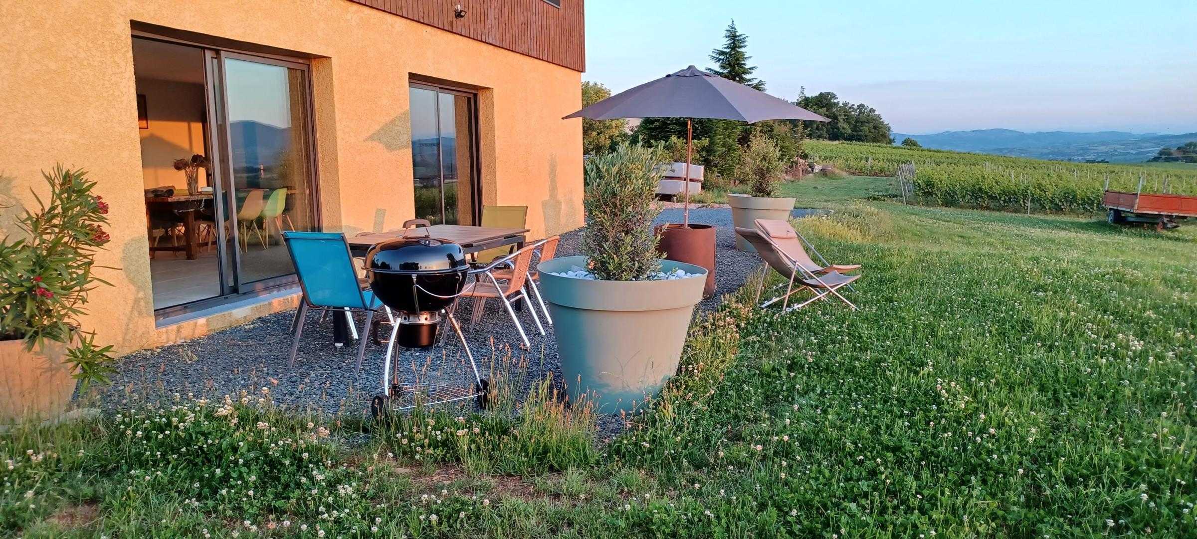 Gîte des Carrières - 6 personnes à Saint-Germain-Nuelles dans le Beaujolais - proximité l'Arbresle et A89, dans le Rhône : le gîte à proximité immédiate des vignes.