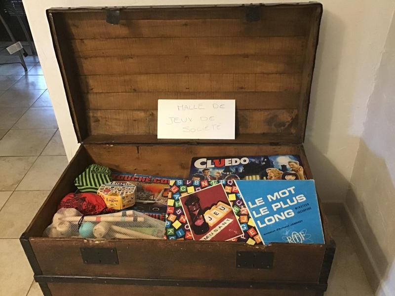 \'Gîte de Basse Comté\' (avec piscine chauffée) à Cublize (Rhône - Beaujolais Vert - Lac des Sapins) : Une grande malle de jeux de société pour tous âges..