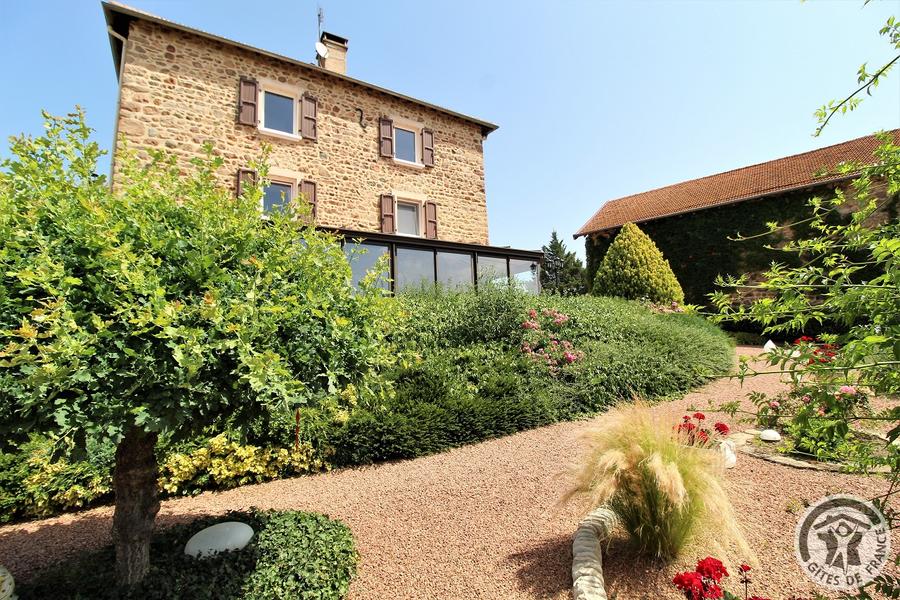 Chambres d\'hôtes \'La Ferme Fleurie\' à Thizy-Les-Bourgs, en Haut Beaujolais, dans le Rhône, proximité Roanne (42) et Lac des Sapins.