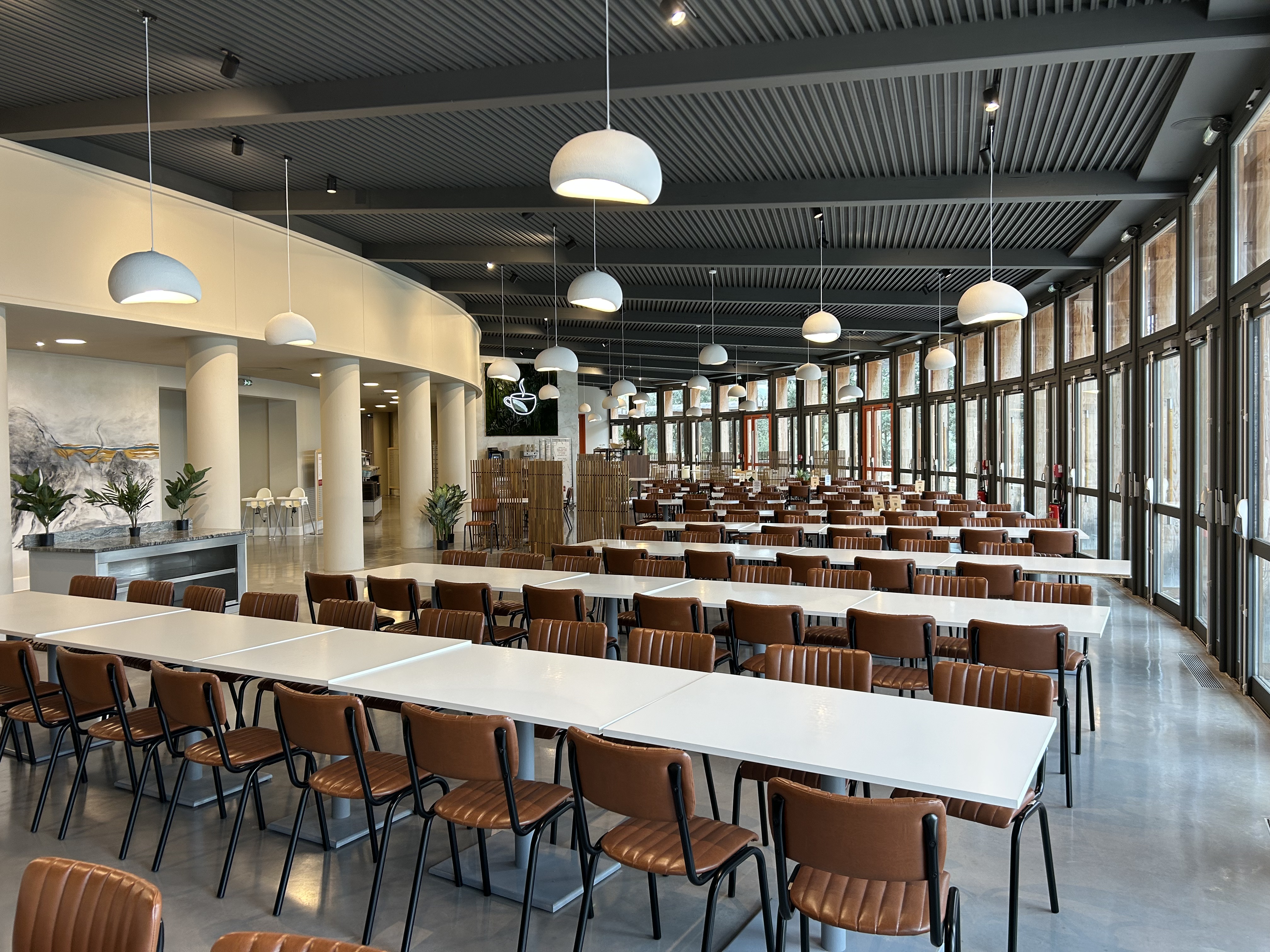 Salle du restaurant Aux Plateaux du Razal