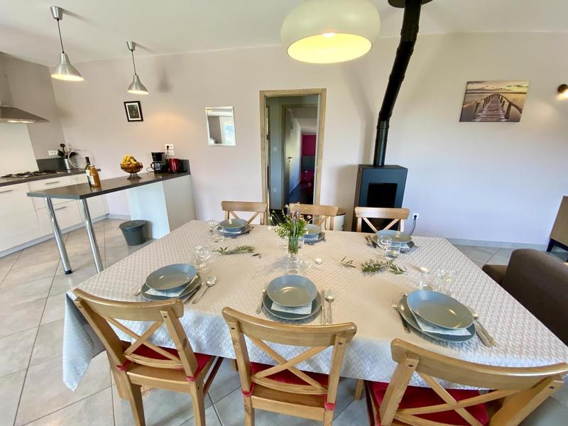 Espace repas dans la pièce de vie