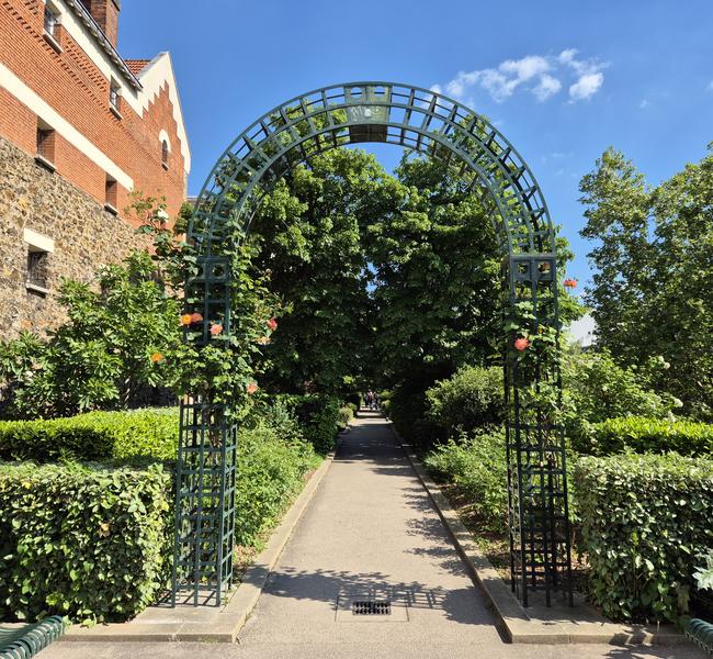 passage au dessus des rues de paris de la coulée verte René Dumont dans Paris 