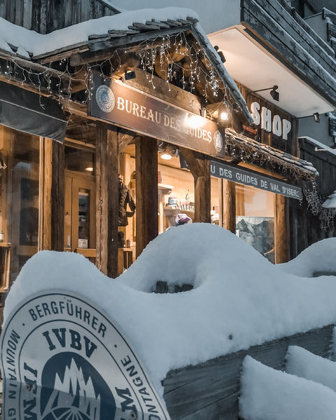 Devanture extérieur hiver du Bureau des Guides Val d'Isère