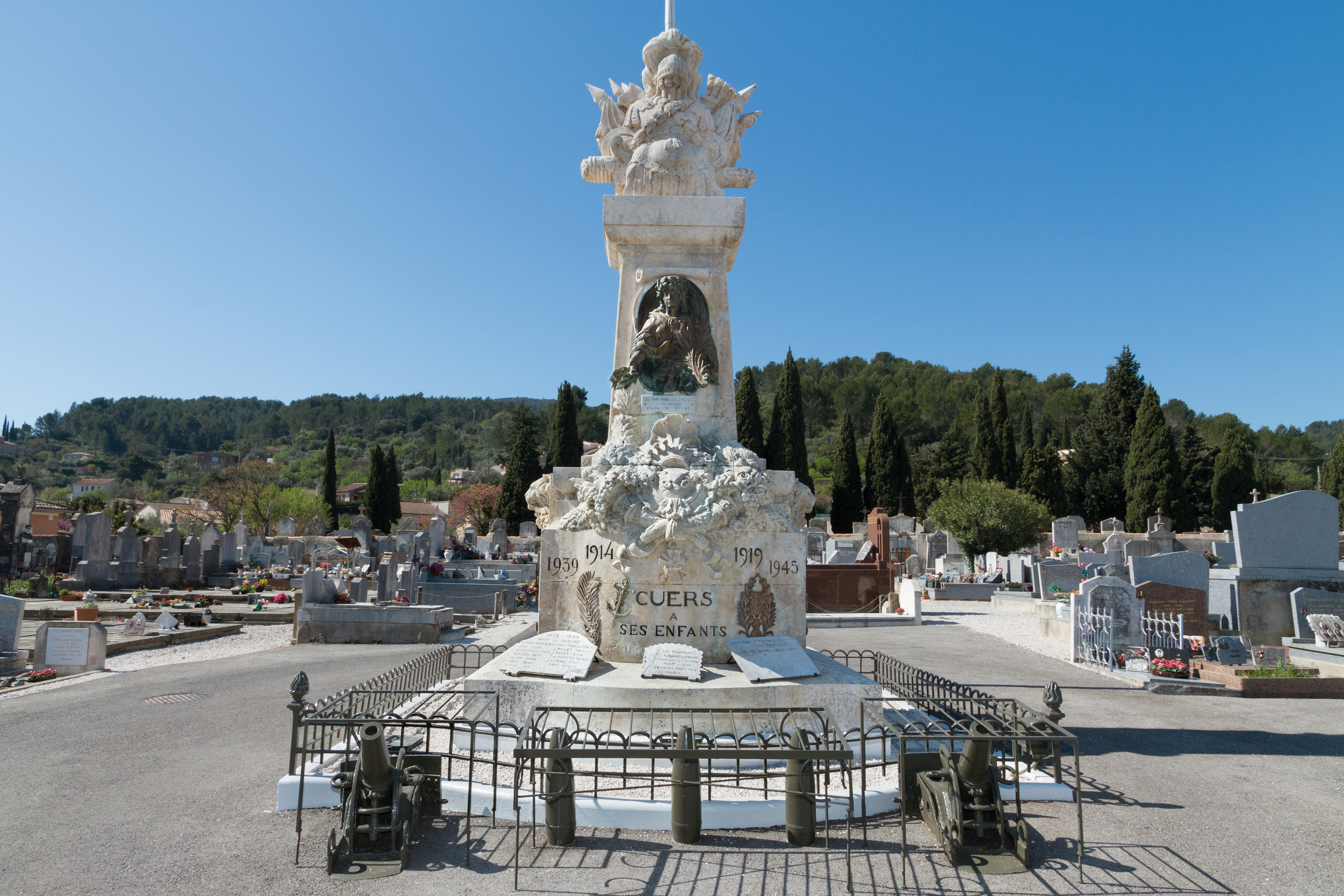 Le monument aux Morts du cimetière de Cuers