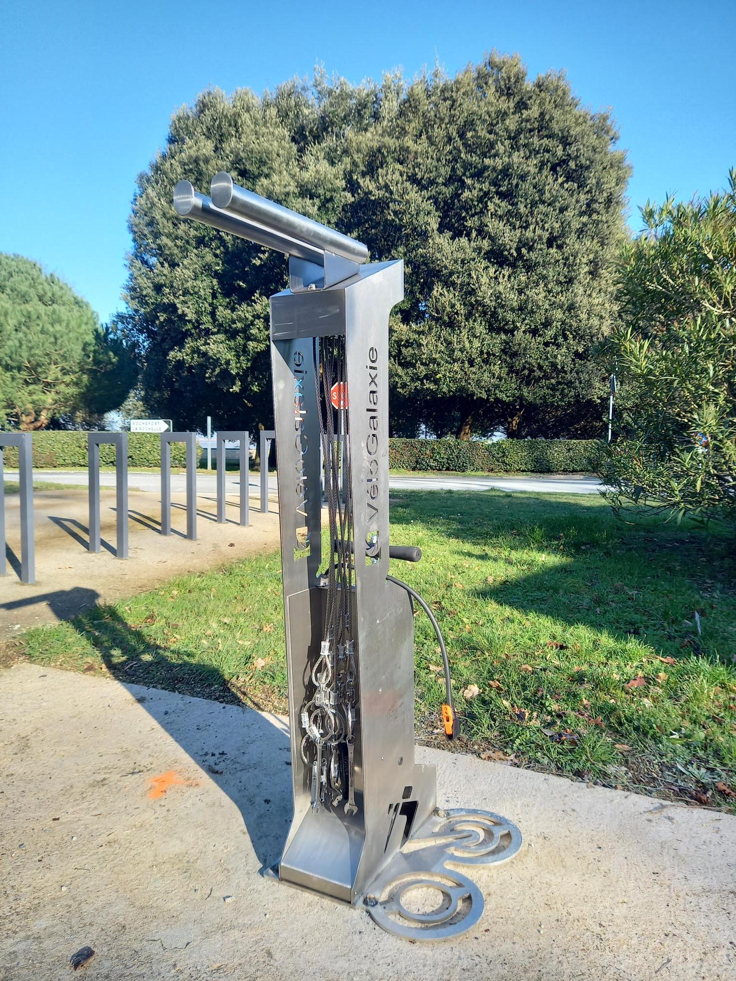 Station de réparation et de gonflage (en panne pour le moment) pour vélo