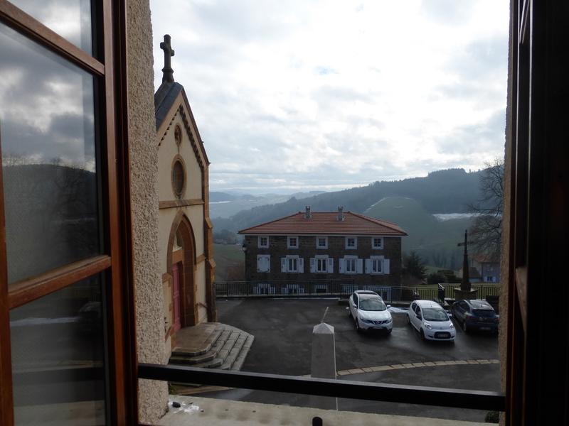 Gîte communal à AFFOUX - en Haut Beaujolais - Rhône : vue depuis le dortoir n°1 au 1er étage.