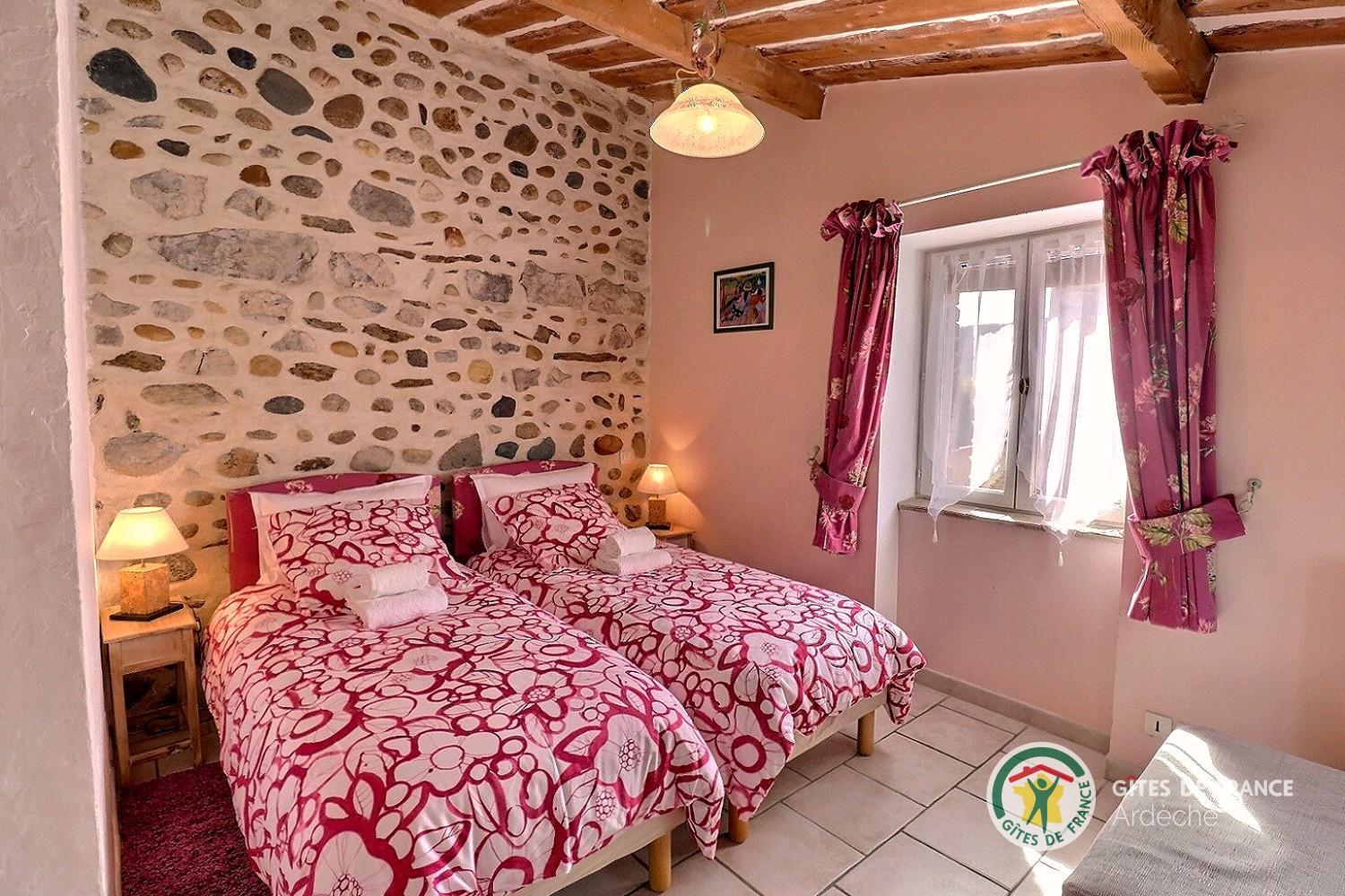 Chambre avec deux lits 80