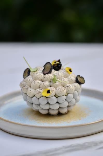 La Pavlova aux Fruits Noirs